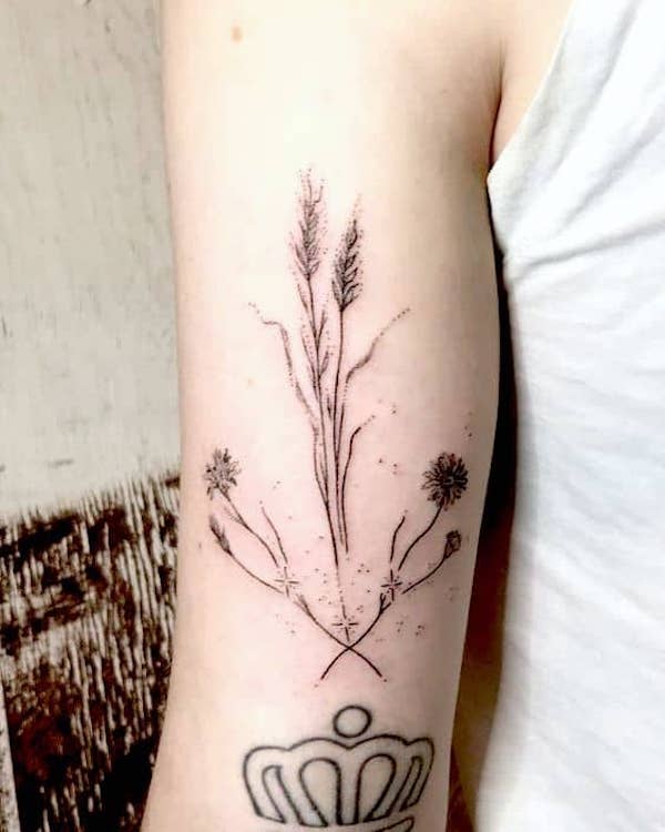 Un tatuaje de trigo en el brazo por @averykiyo