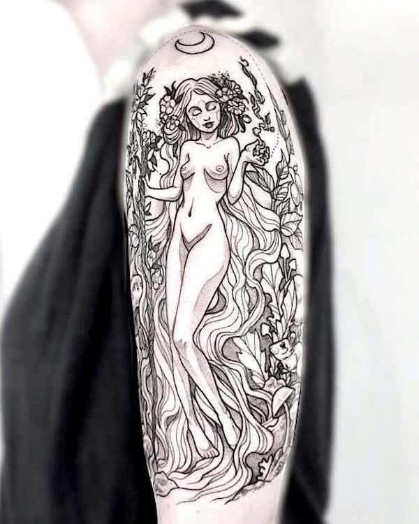 Un tatuaje de diosa con detalles refinados por @lordenstein_art