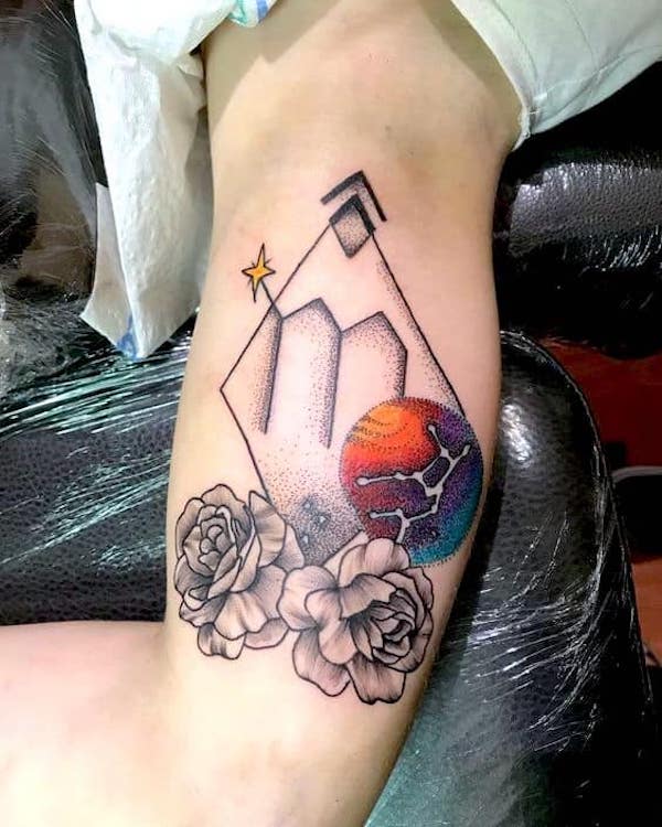 Un tatuaje de color atrevido en el brazo de @orsolyatatar