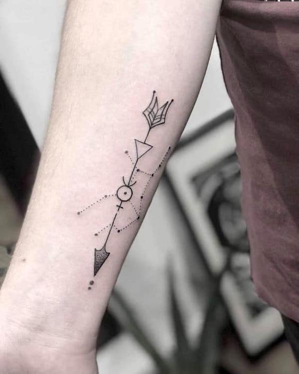 Un tatuaje de flecha tribal con la constelación de Virgo por @x_makeup_by_domi_x
