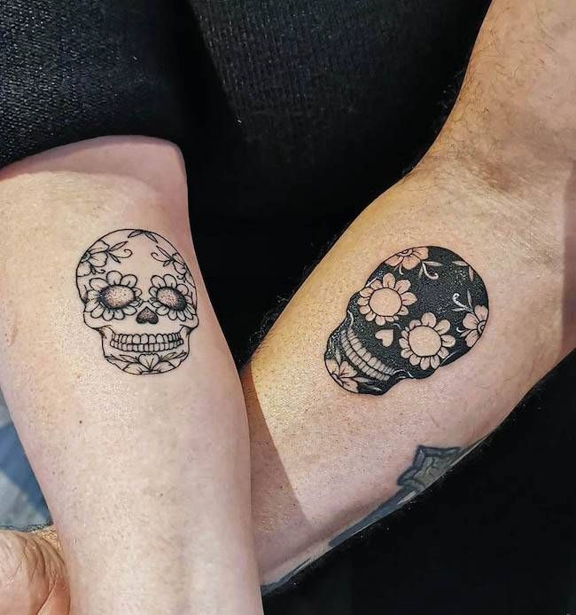 Tatuajes de calaveras en blanco y negro a juego de @sarahhayestattoos: tatuajes minimalistas para parejas