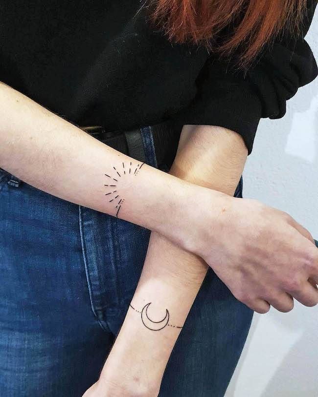 Tatuajes de sol y luna en la muñeca por @lepointdencretattoo- Tatuajes minimalistas para parejas