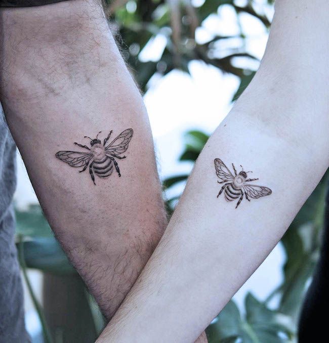 Tatuajes de abejas en el antebrazo por @oxel_tattoo- Tatuajes minimalistas para parejas