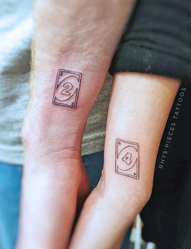 Tatuajes creativos de UNO por @rhyspiecestattoos: tatuajes minimalistas para parejas
