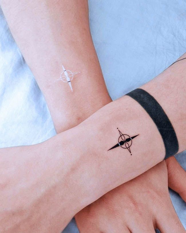 Tatuajes a juego con tinta en blanco y negro de @tattooist_basil- Tatuajes minimalistas para parejas