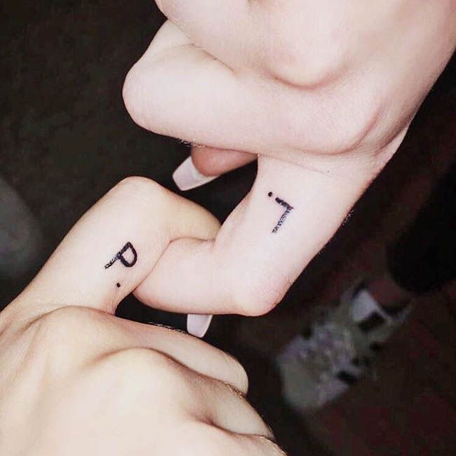 Tatuajes de iniciales en los dedos de @xoxo.lucia - Tatuajes minimalistas para parejas