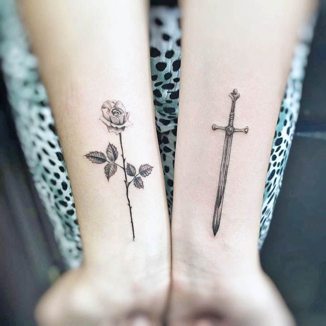 Suave y resistente: tatuajes de rosas y dagas de @oliviarosetattoos: tatuajes minimalistas para parejas