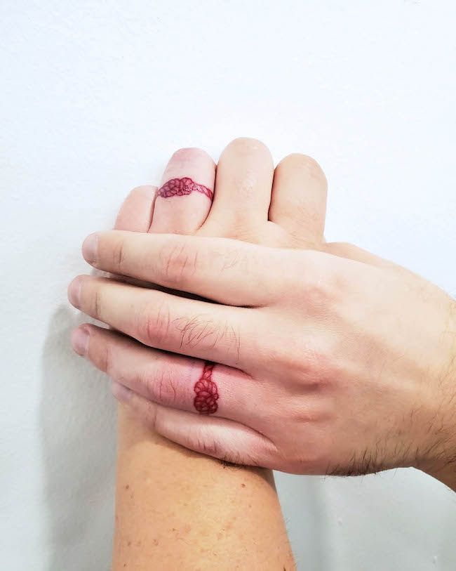 Tatuaje de dedo atando el nudo por @timelessinktoronto- Tatuajes minimalistas para parejas