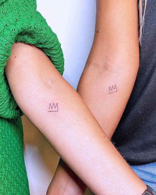 Un par de tatuajes de coronas simplificados de @luna.fino: tatuajes minimalistas de mejores amigas a juego
