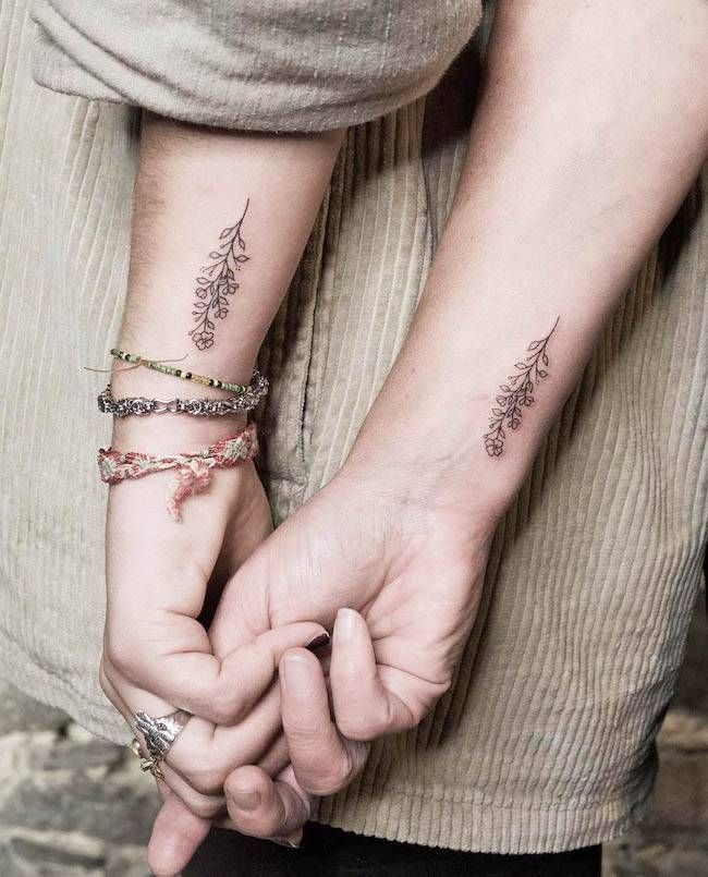 Tatuajes florales simples y elegantes para mejores amigos por @oxel_tattoo - Tatuajes minimalistas de BFF a juego
