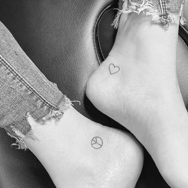 Símbolos de paz y amor en el tobillo por @nillo.ink- Tatuajes minimalistas para parejas