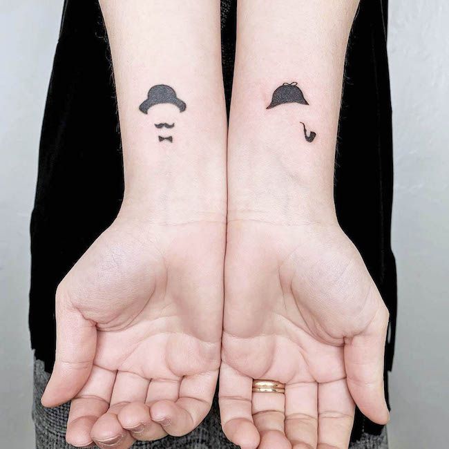 Tatuajes de Sherlock Holmes y Hercule Poirot por @sara.commodi - Tatuajes minimalistas a juego para chicos
