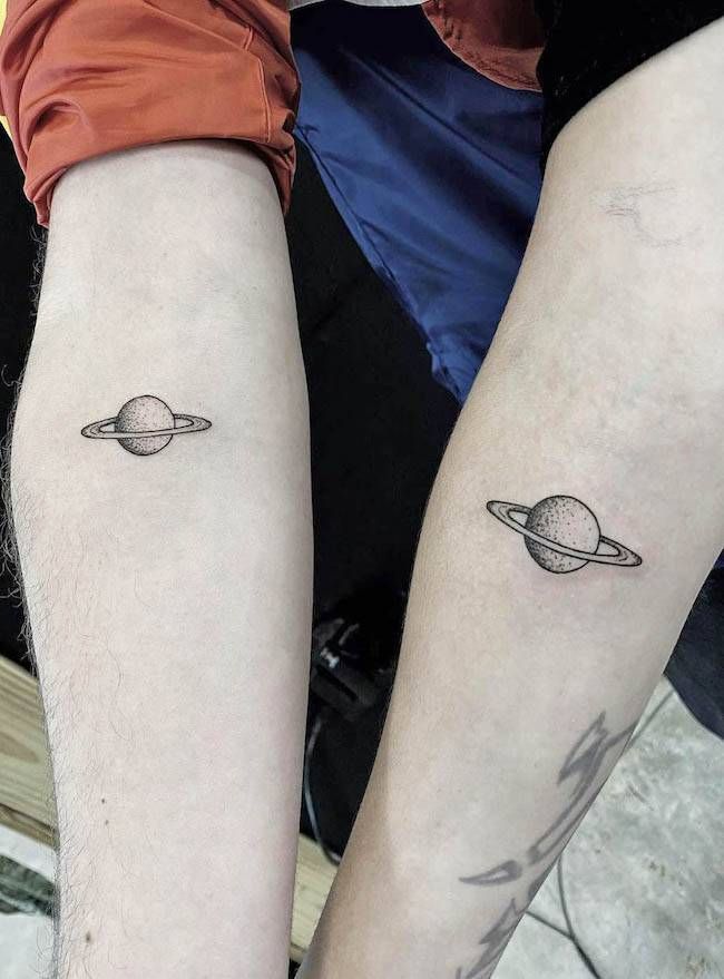 Tatuajes de planetas a juego de @alexcgo795: tatuajes minimalistas de mejores amigas a juego