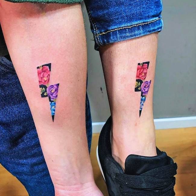 Elegantes tatuajes de rayos de @tattoos4two: tatuajes minimalistas de mejores amigas a juego