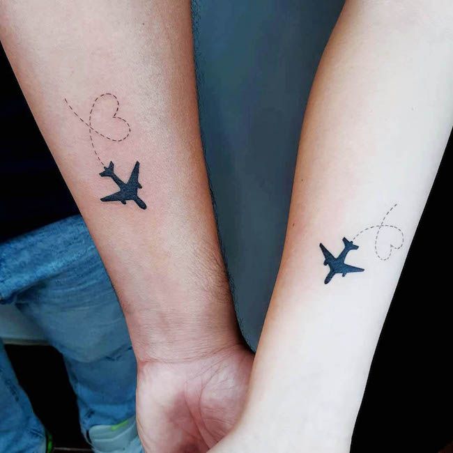 Tatuajes de aviones de papel para amigos de larga distancia por @matkaciezabije- Tatuajes minimalistas de BFF a juego