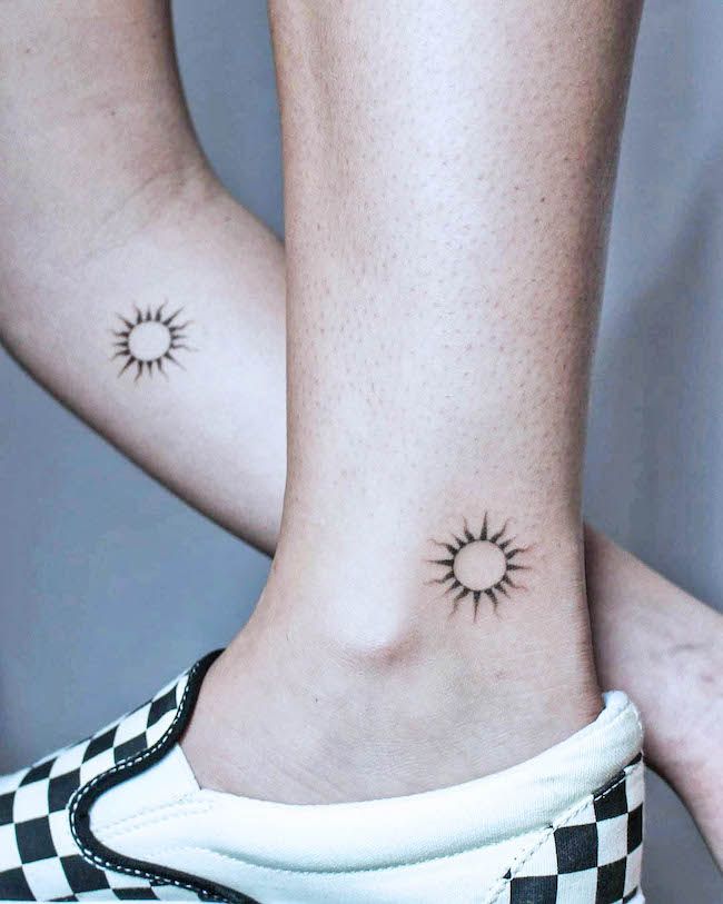 Símbolos solares minimalistas de @melty.pokes: tatuajes minimalistas de mejores amigas