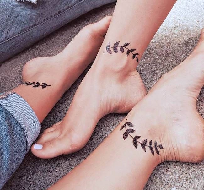 Tatuajes de hojas a juego en el tobillo de @henna_artpittsburgh: tatuajes minimalistas a juego para hermanos