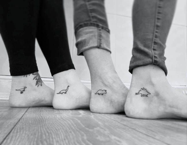 Adorables tatuajes de dinosaurios de @vickirosstattoo: tatuajes minimalistas a juego para hermanos