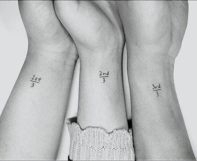 Tatuajes de números para hermanos y hermanas de @tinytattooinc: tatuajes minimalistas a juego para hermanos