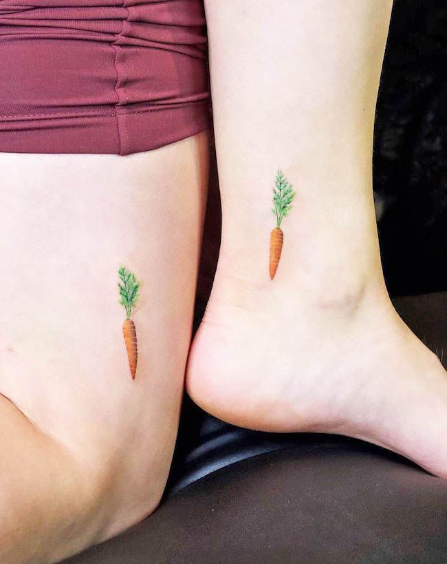 Creciendo juntos - Tatuajes de zanahorias de @oxel_tattoo - Tatuajes minimalistas a juego para hermanos