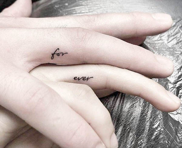Tatuajes en los dedos para siempre para parejas por @playground_tat2