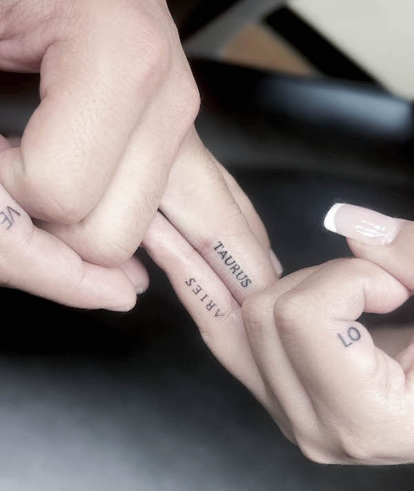 Tatuajes de dedos del zodíaco a juego por @houseofpigmentation