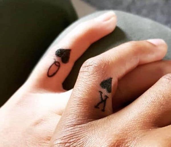 Tatuajes de reyes y reinas en los dedos