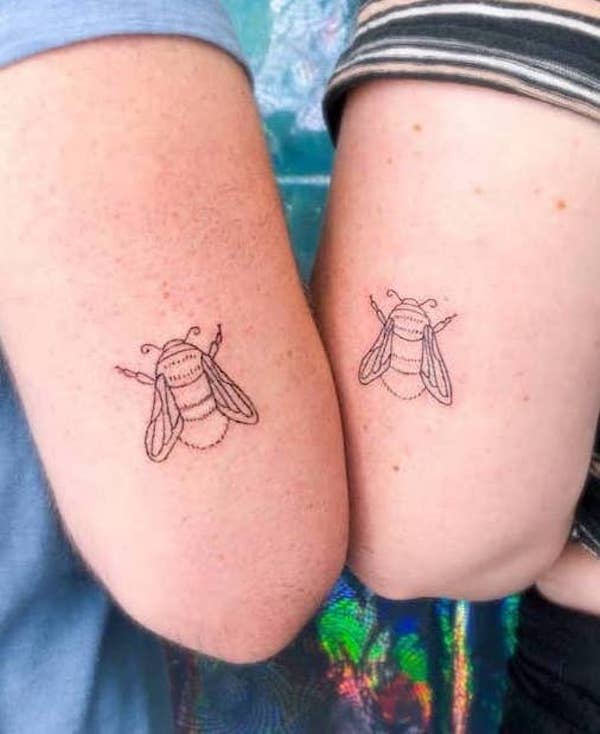 Tatuajes de abejas a juego en el brazo por @minjiyang_tattooer