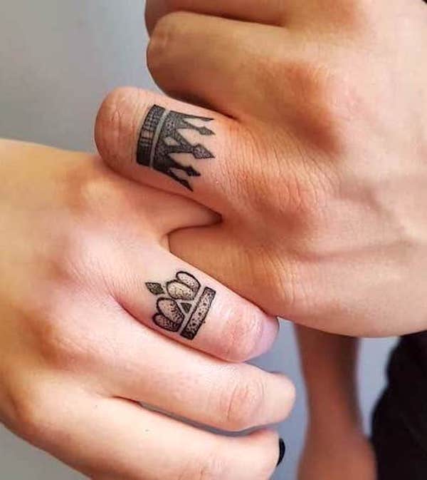 Tatuajes a juego en el dedo anular del rey y la reina por @john_martin_tattoo