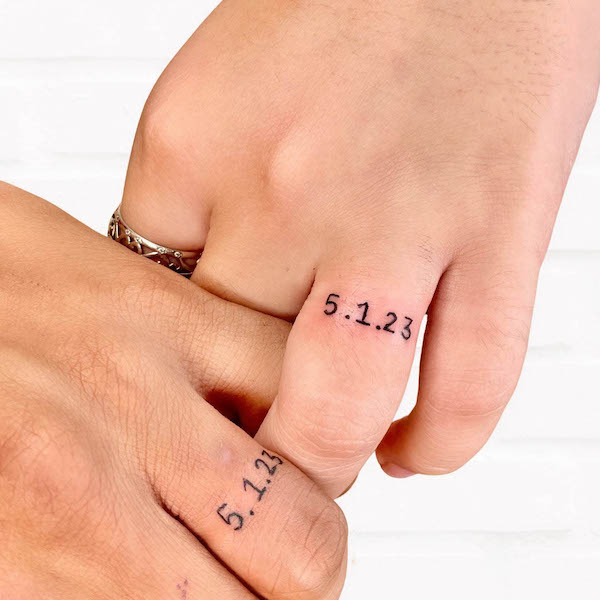 Tatuajes en los dedos para un día especial por @kristalthebeautylounge