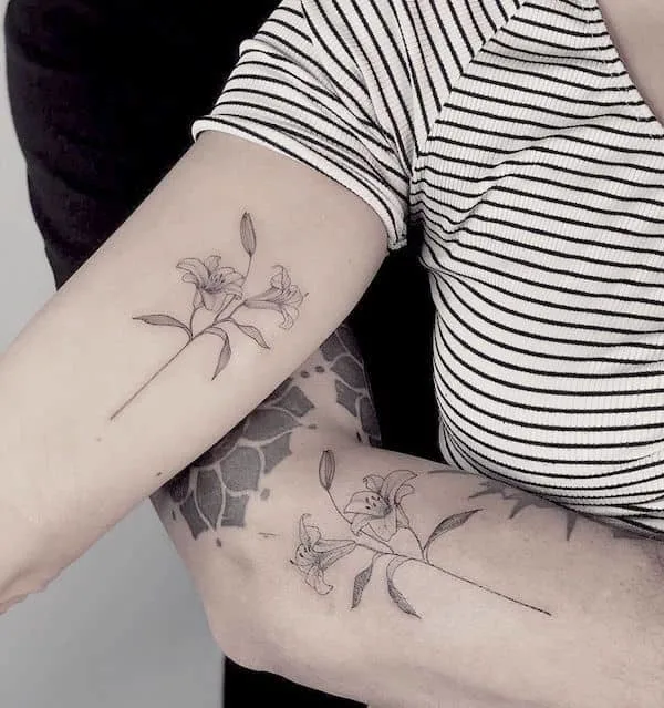 Tatuajes de lirios a juego para parejas de @emmaflorstattoo - Tatuajes de flores de lirio con significado