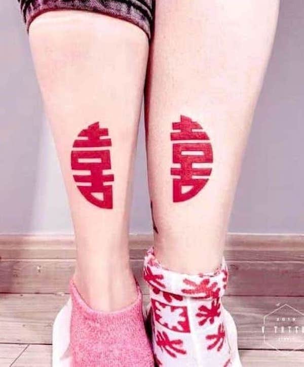 Tatuajes de caracteres chinos a juego para recién casados ​​por @v_tattoo_x_blackwork