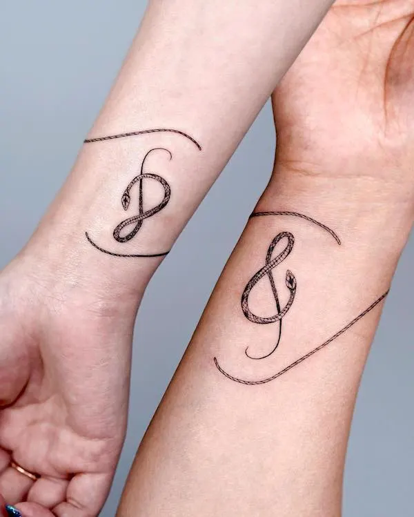 Tatuaje de música de serpiente a juego por @bium_tattoo