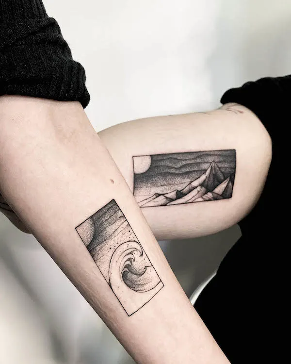 Tatuajes de paisajes de olas y montañas a juego de @vaaadaaa.tattoo