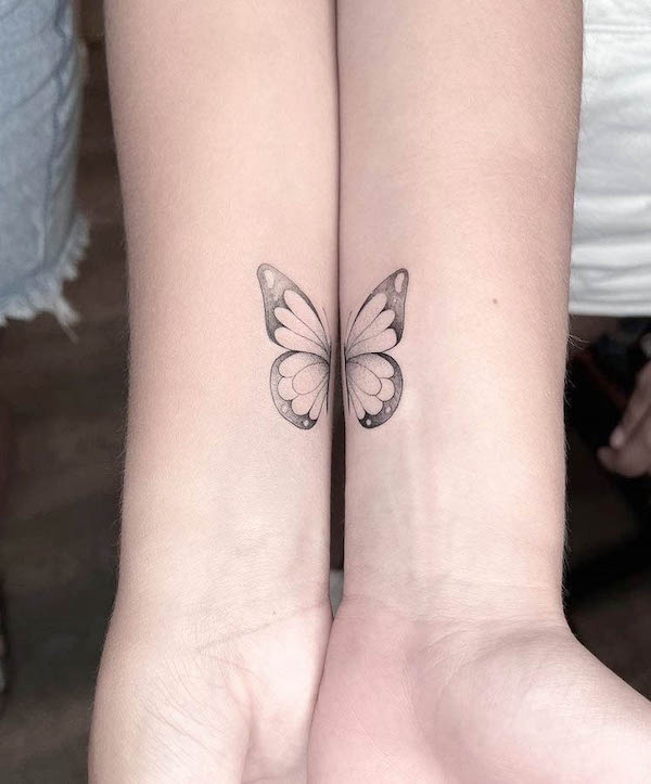 Tatuajes de mariposas a juego en la muñeca por @nico_artattoo