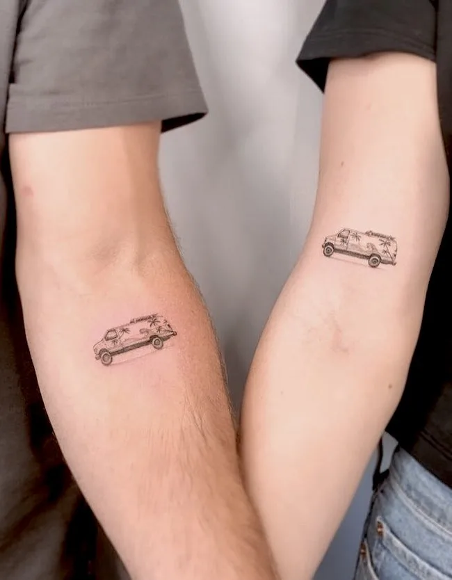 Tatuajes de furgonetas a juego para pareja de viajeros por @thepalmvan