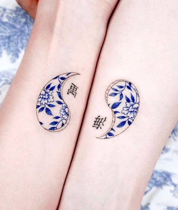 Tatuajes orientales en la muñeca de yin y yang por @e.nal_.tattoo