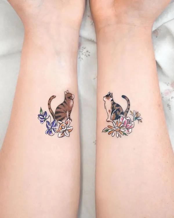Tatuajes de antebrazo a juego para amantes de los gatos por @eden_tattoo