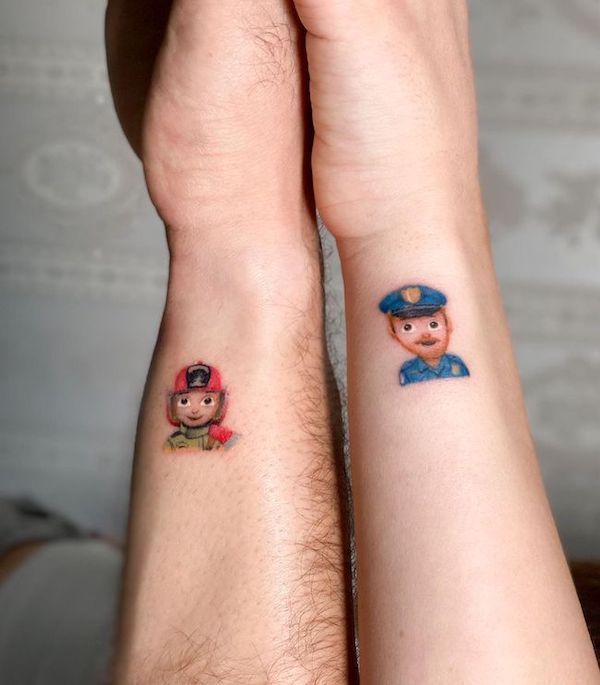 Tatuajes de emojis para pareja de policías y bomberos por @sinners.cvlt_.tattoo