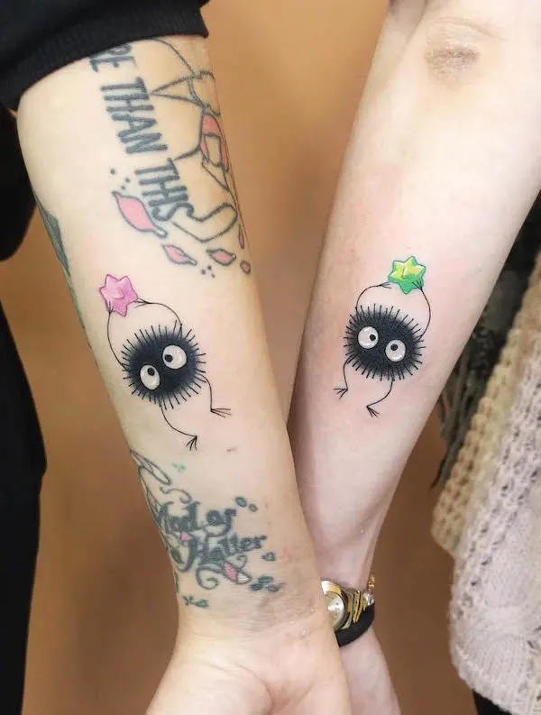 Tatuajes de pareja de duendes de hollín de El viaje de Chihiro por @axel_alien