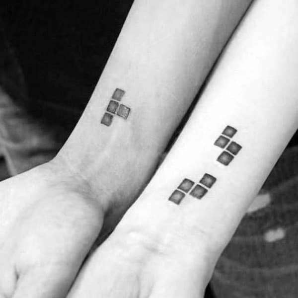 Tatuajes de Tetris a juego por @cerimonial_dezaleon