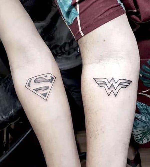 Tatuajes de Superman y Wonder Woman por @revengetattoo66