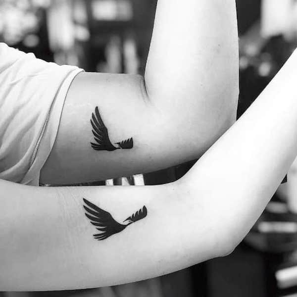 Tatuajes de pájaros a juego en el brazo por @ritualpolanco