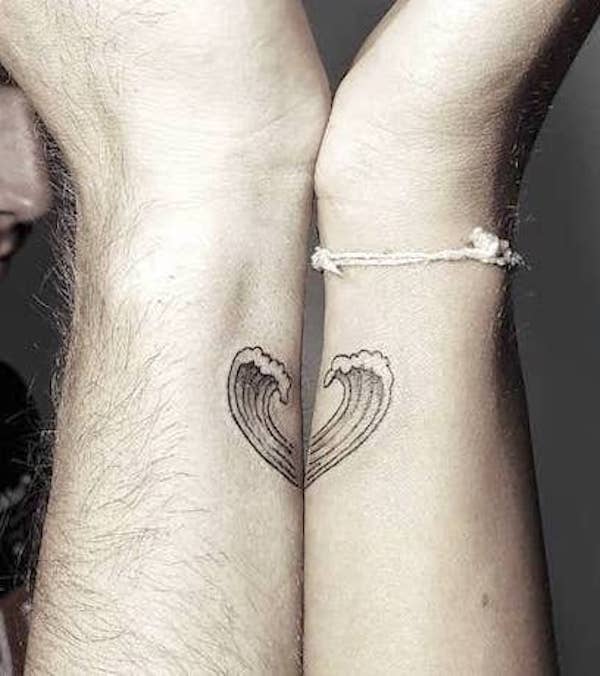 Tatuajes de ondas de amor en la muñeca por @tattooivek
