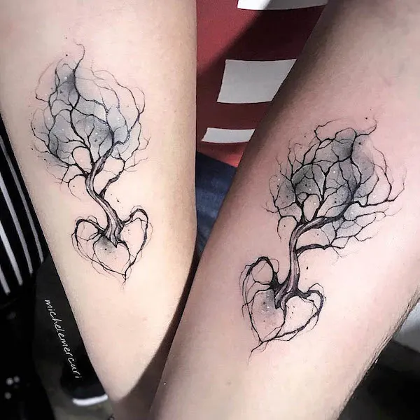 Tatuajes de árboles y corazones a juego de @mercuri_michel