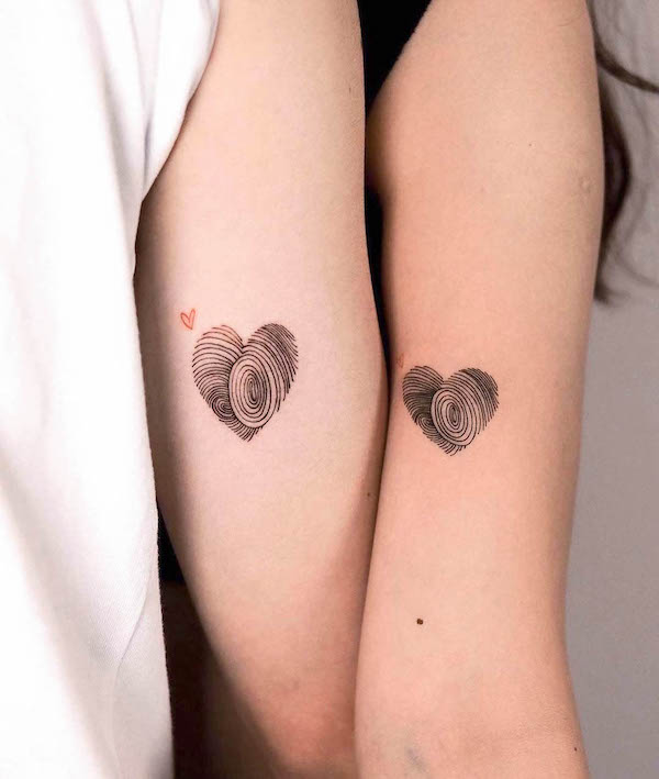 Huellas dactilares en el corazón por @one_million._tattoo