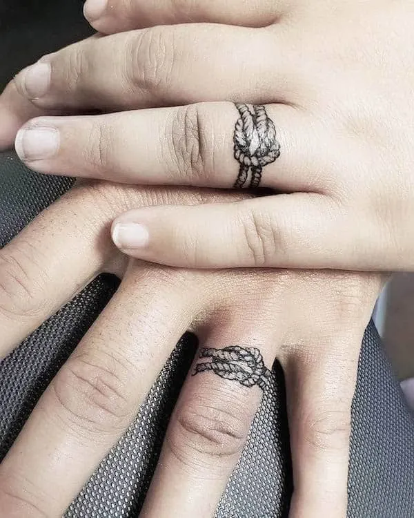 Atar los tatuajes del dedo del anillo de bodas del nudo por @dominickdtattoos