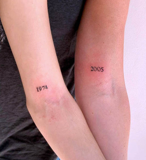 Year of birth mother daughter tattoos by @anna.b_tatoueuse