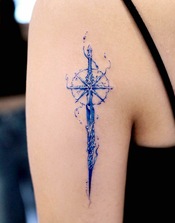 Espada brújula de agua por @tattooist.inno
