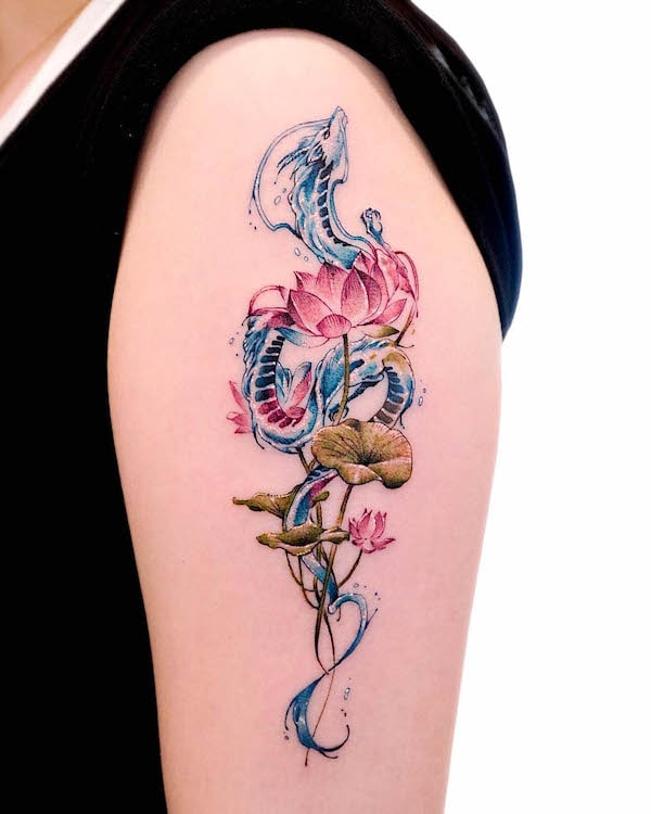 Tatuaje de dragón y loto por @tattooist.inno
